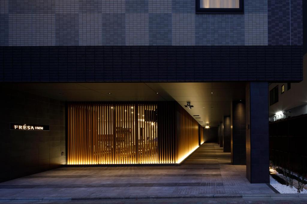 un pasillo de un edificio por la noche con luces en Sotetsu Fresa Inn Kyoto-Hachijoguchi, en Kioto