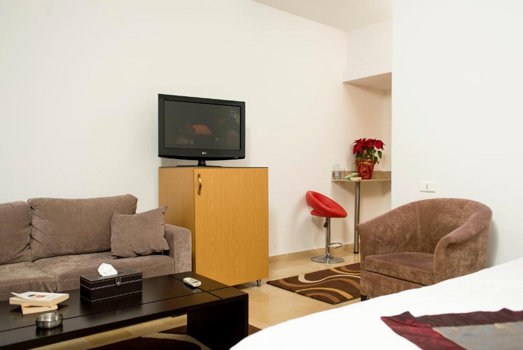 TV a/nebo společenská místnost v ubytování Bliss 3000 Furnished Studios