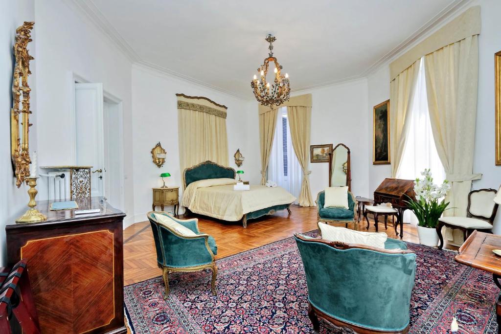 Prestigious Apartment Via Veneto في روما: غرفة معيشة كبيرة مع سرير وكراسي