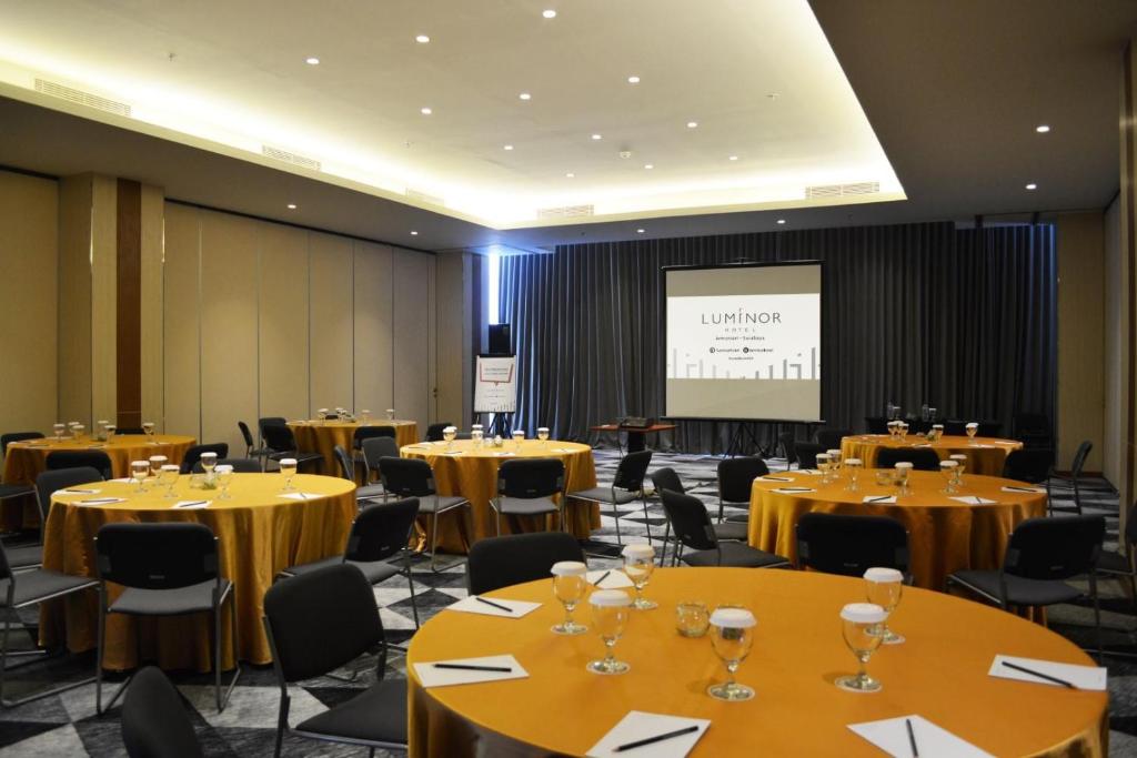 Konferenční prostory v ubytování Luminor Hotel Jemursari By WH with The Best Breakfast in Town and Located Near Surabaya Industrial Estate Rungkut SIER