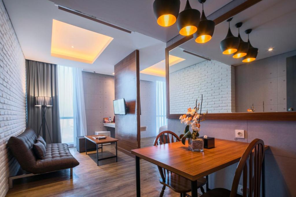 Posezení v ubytování Luminor Hotel Jemursari By WH with The Best Breakfast in Town and Located Near Surabaya Industrial Estate Rungkut SIER