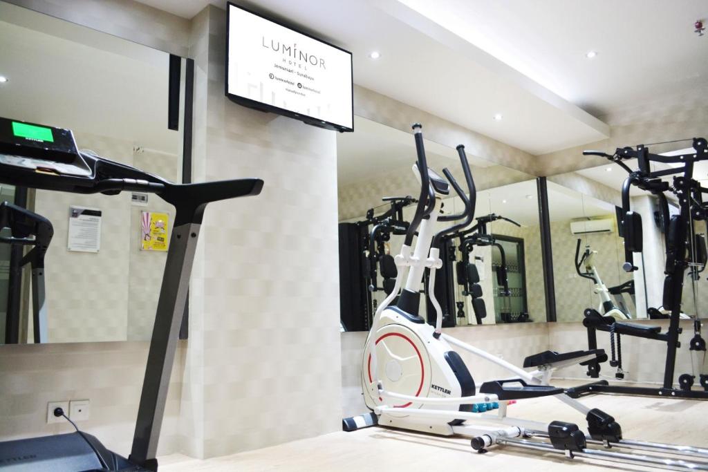 Fitness centrum a/nebo fitness zařízení v ubytování Luminor Hotel Jemursari By WH with The Best Breakfast in Town and Located Near Surabaya Industrial Estate Rungkut SIER
