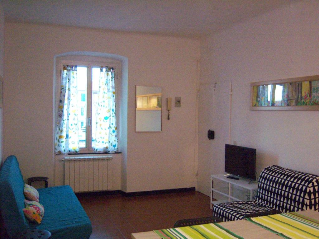 セストリ・レヴァンテにあるCristina Maisonのリビングルーム(ソファ、窓付)