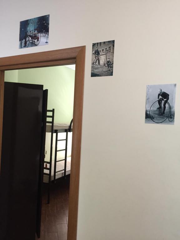 ein Zimmer mit Bildern an der Wand und einem Eingang in der Unterkunft Bike Hostel Dnepr in Dnipro