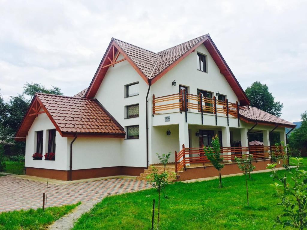 uma casa com um telhado de gambrel em Pensiunea Tania-Nora em Alexandru cel Bun 