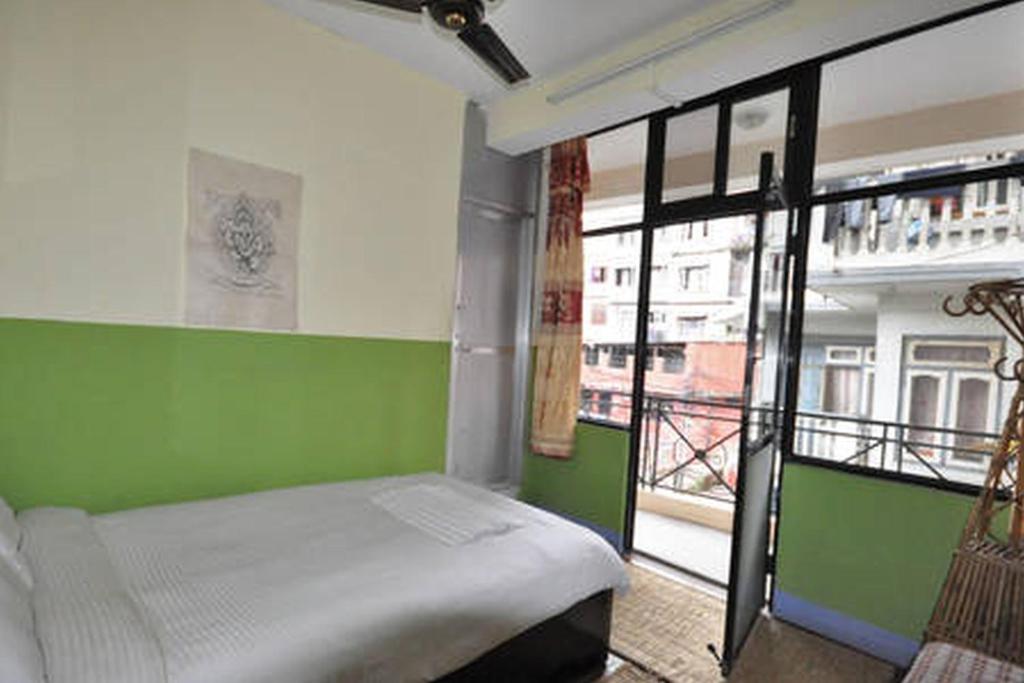 Postel nebo postele na pokoji v ubytování Metro Eco Hotel