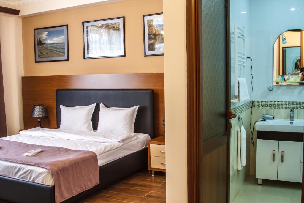 Postel nebo postele na pokoji v ubytování Hotel Plaza Viktoria