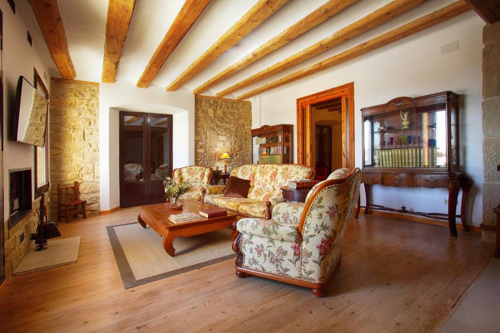 a living room with two chairs and a table at La Casona de Pitillas in Pitillas