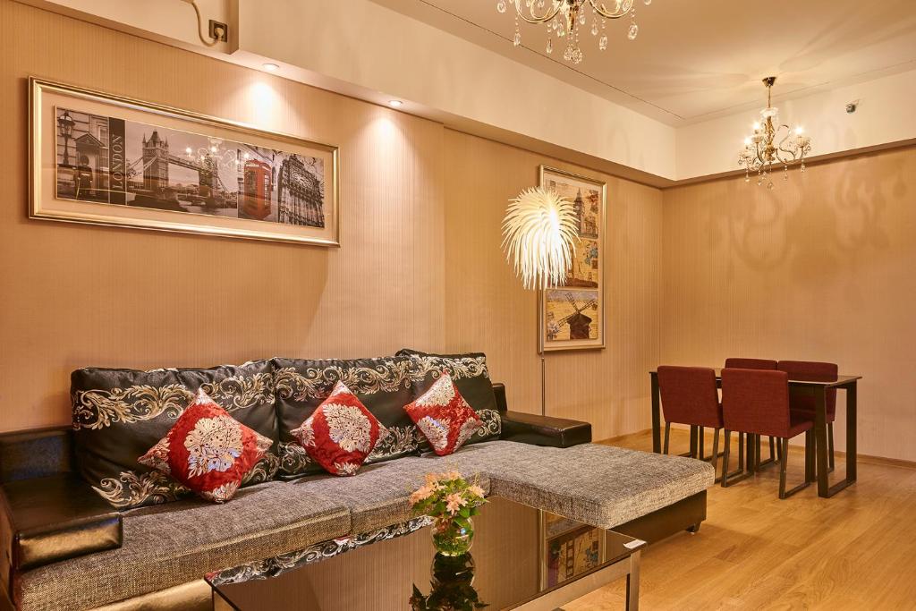a living room with a couch and a dining room at Heefun International Apartment - Zhujiang New Town FuLi Brand New World Plaza in Guangzhou