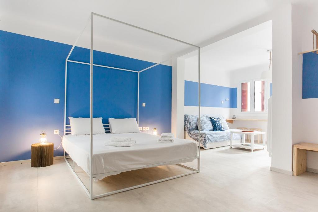 um quarto com uma cama de baloiço com paredes azuis em Karitsi Place em Atenas