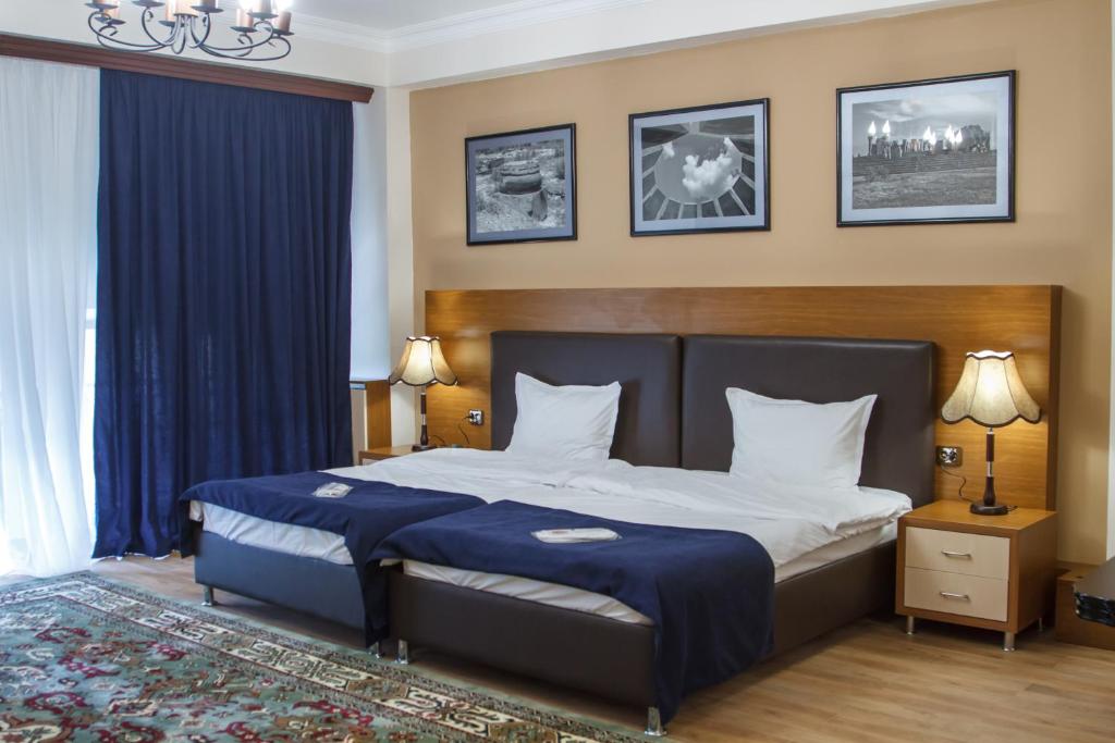 Postel nebo postele na pokoji v ubytování Hotel Plaza Viktoria