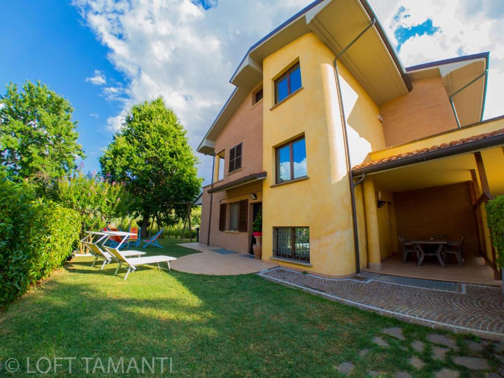 une maison avec une cour et une table de pique-nique dans l'établissement Loft Tamanti, à Borgo Santa Maria