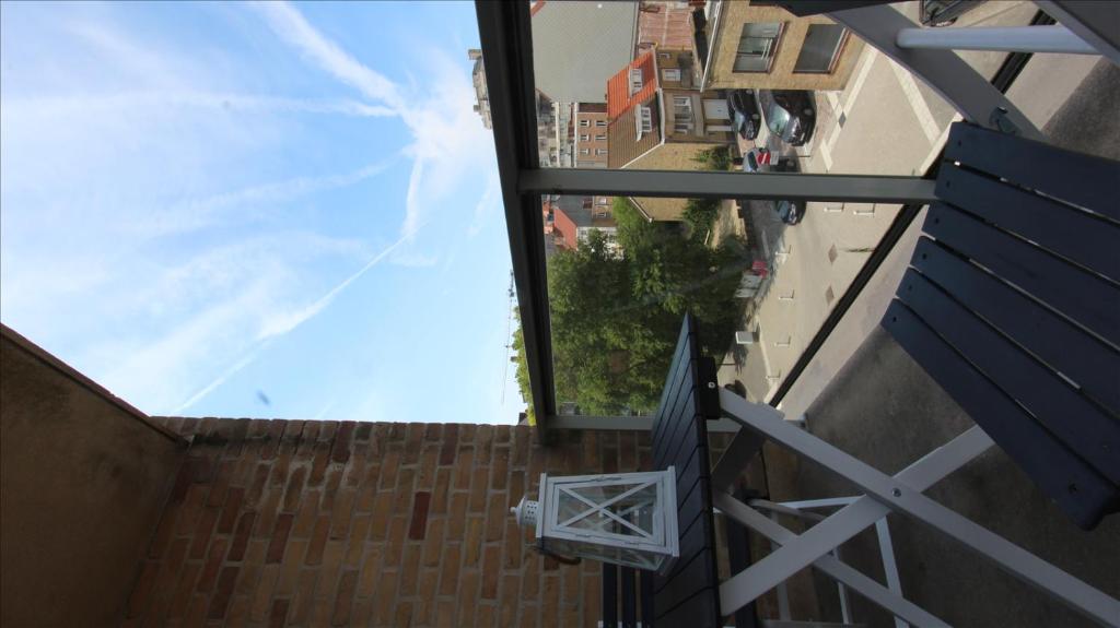 - une vue depuis le haut d'un escalier donnant sur le ciel dans l'établissement Residentie Gaudi, à Nieuport