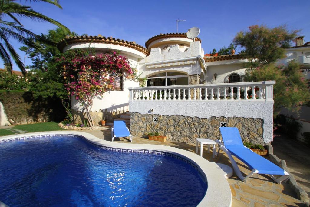 ミアミ・プラトーヤにあるARENDA Villa Coral Pino Altoの家の前にスイミングプールがある家