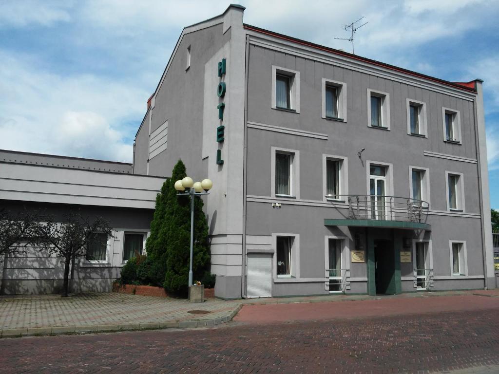 un gran edificio gris al lado de una calle en Hotel Sonex en Częstochowa