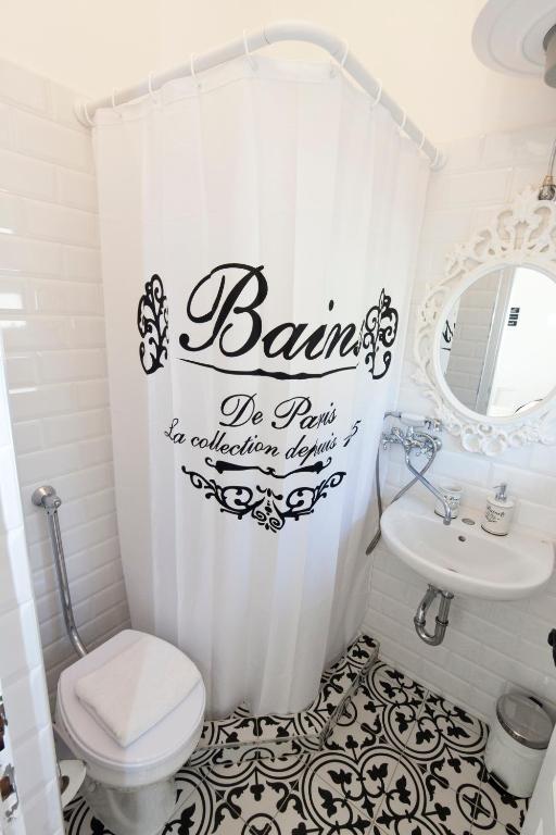 A bathroom at Öreg Malom Apartmanház