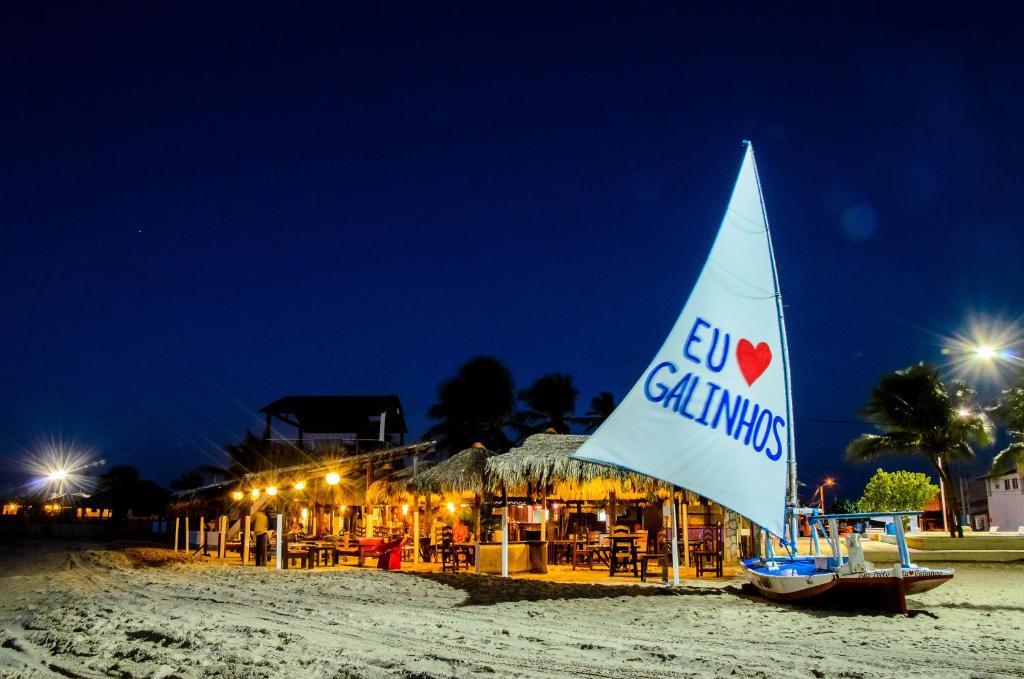 Pousada Brésil Aventure في غالينوس: قارب شراعي على الشاطئ ليلا