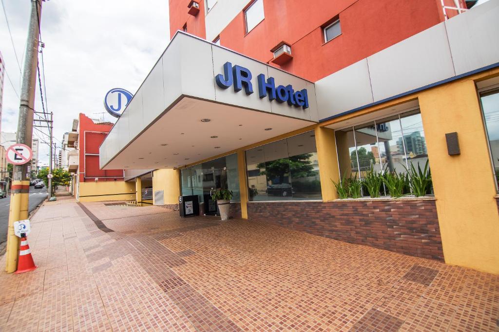 uma loja na frente de um edifício com um sinal nele em JR Hotel Ribeirão Preto em Ribeirão Preto