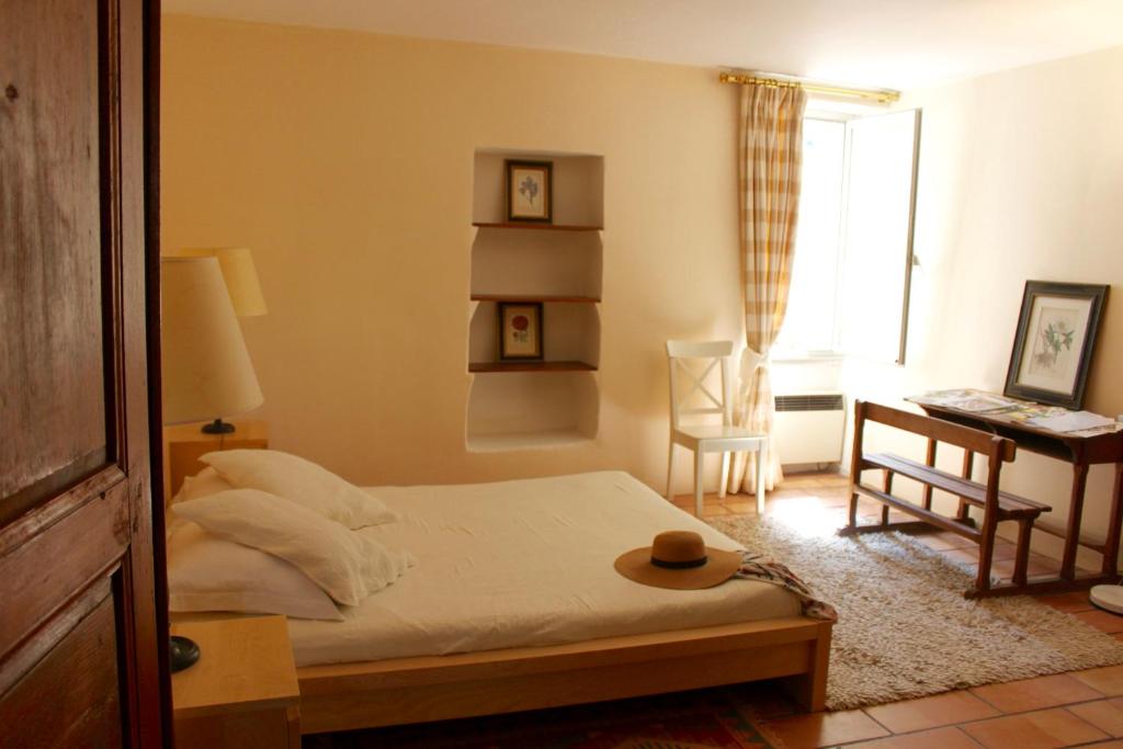 ヴナスクにあるMas de la Gonnetteのベッドルーム1室(ベッド1台、デスク、窓付)