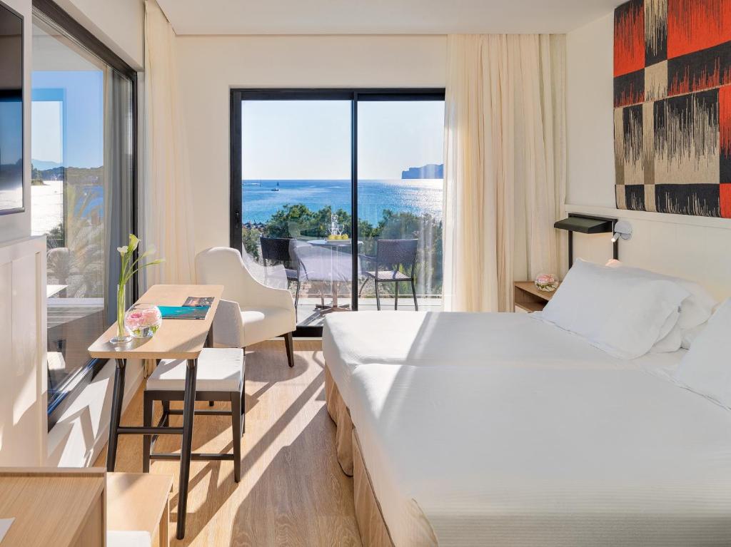 Cama ou camas em um quarto em H10 Casa del Mar