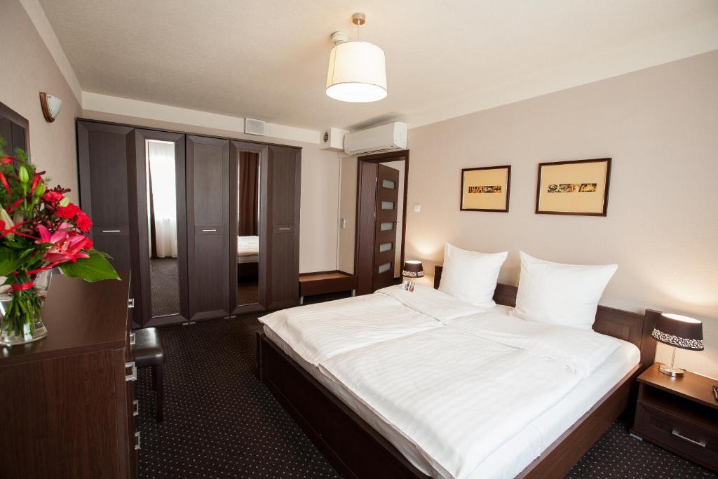 Postel nebo postele na pokoji v ubytování Hotel Diament Spodek