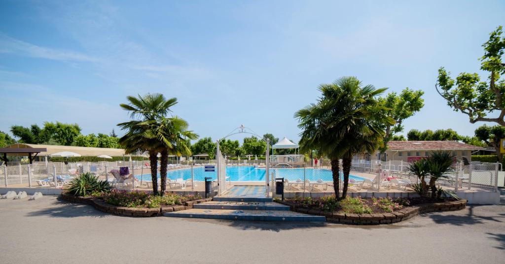 Bazén v ubytování Sereno Camping Holiday nebo v jeho okolí