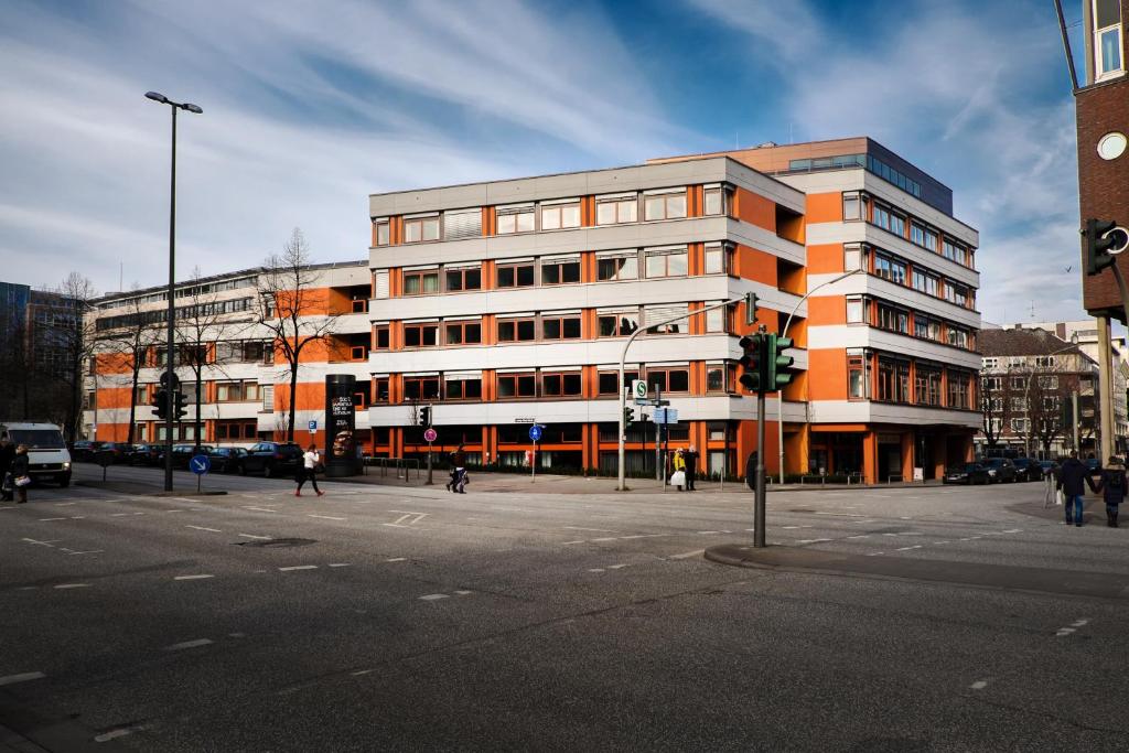 un gran edificio en una calle de la ciudad con un semáforo en Michaelis Hof en Hamburgo
