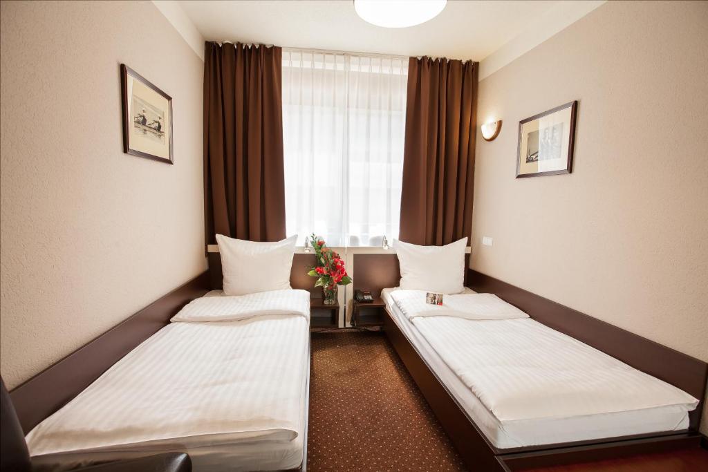 Postel nebo postele na pokoji v ubytování Hotel Diament Spodek