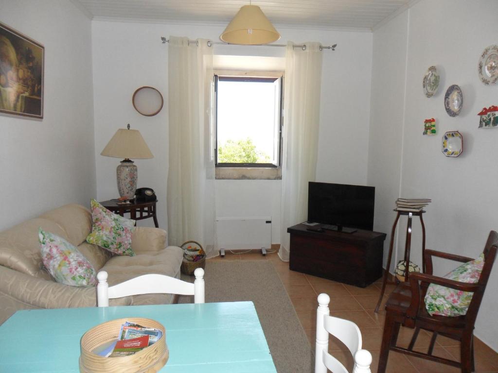 TV a/nebo společenská místnost v ubytování Casa Do Avô In Montejunto