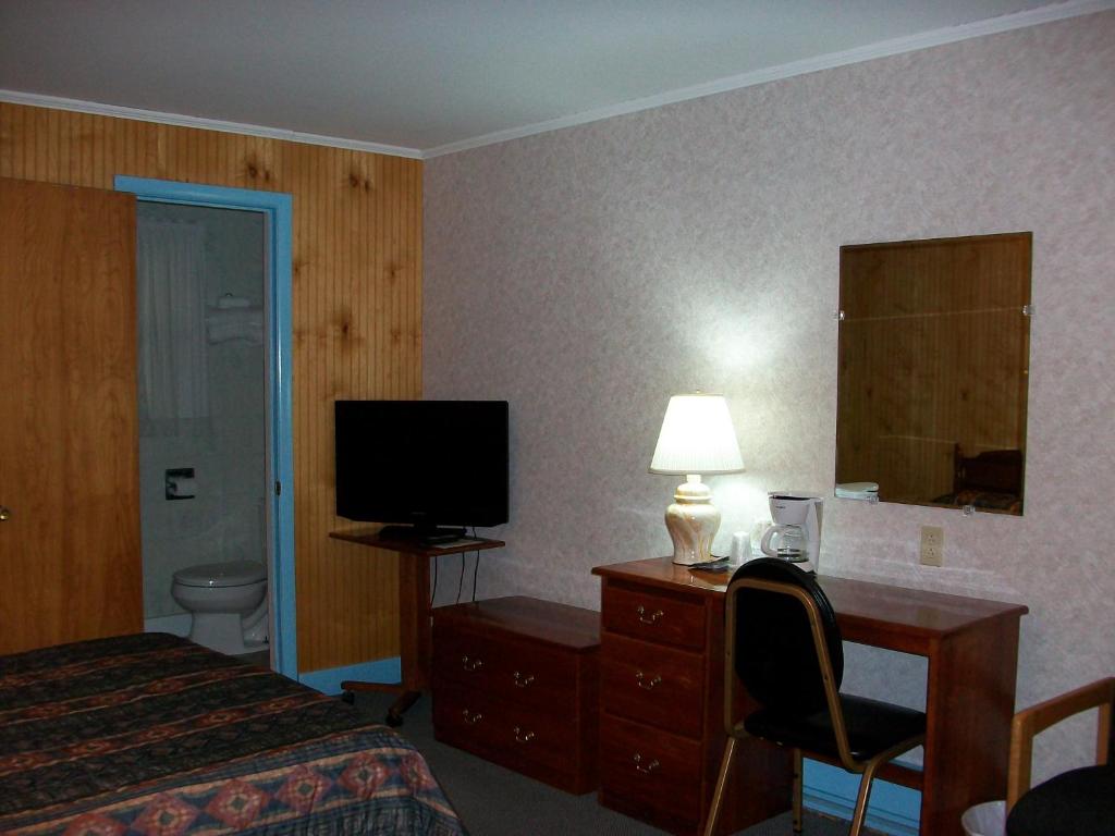 TV a/nebo společenská místnost v ubytování Mohican Motel