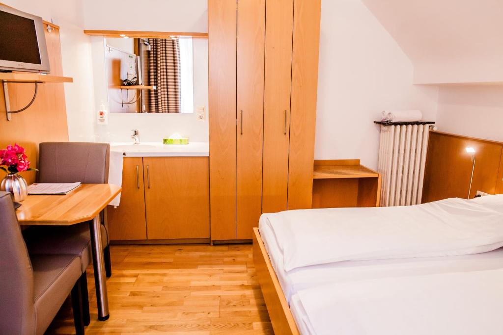 Postel nebo postele na pokoji v ubytování Hotel Martinihof