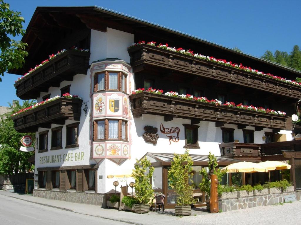 un edificio con flores a un lado. en Hotel Reitherhof, en Reith bei Seefeld