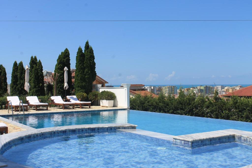 Bazén v ubytování Hotel Aleksandrus Jardin nebo v jeho okolí