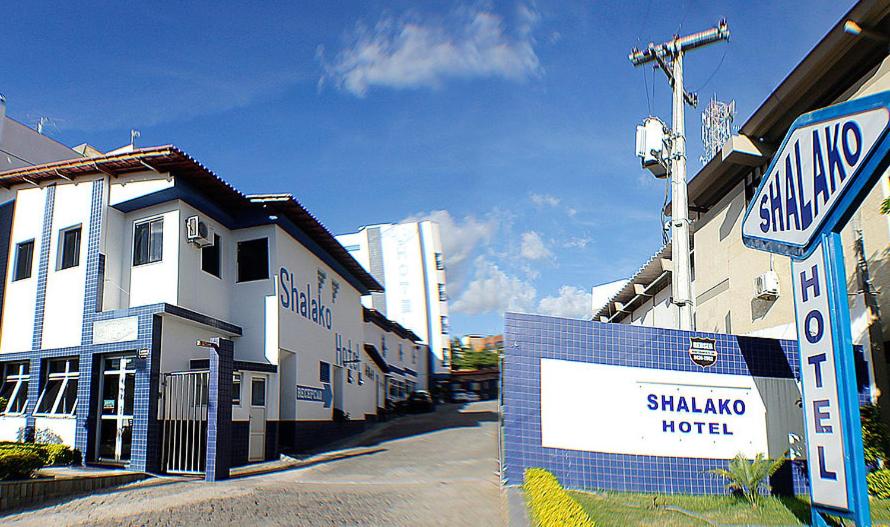 una calle con una señal de hotel frente a un edificio en Shalako Hotel, en Vitória da Conquista