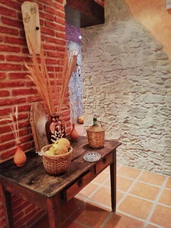una mesa de madera con cestas de fruta. en Hostal Mulhacen, en Trevélez