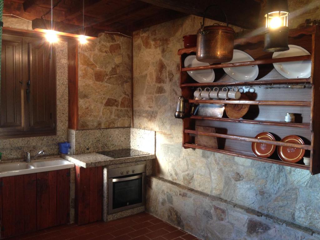 A kitchen or kitchenette at O Rincón de David
