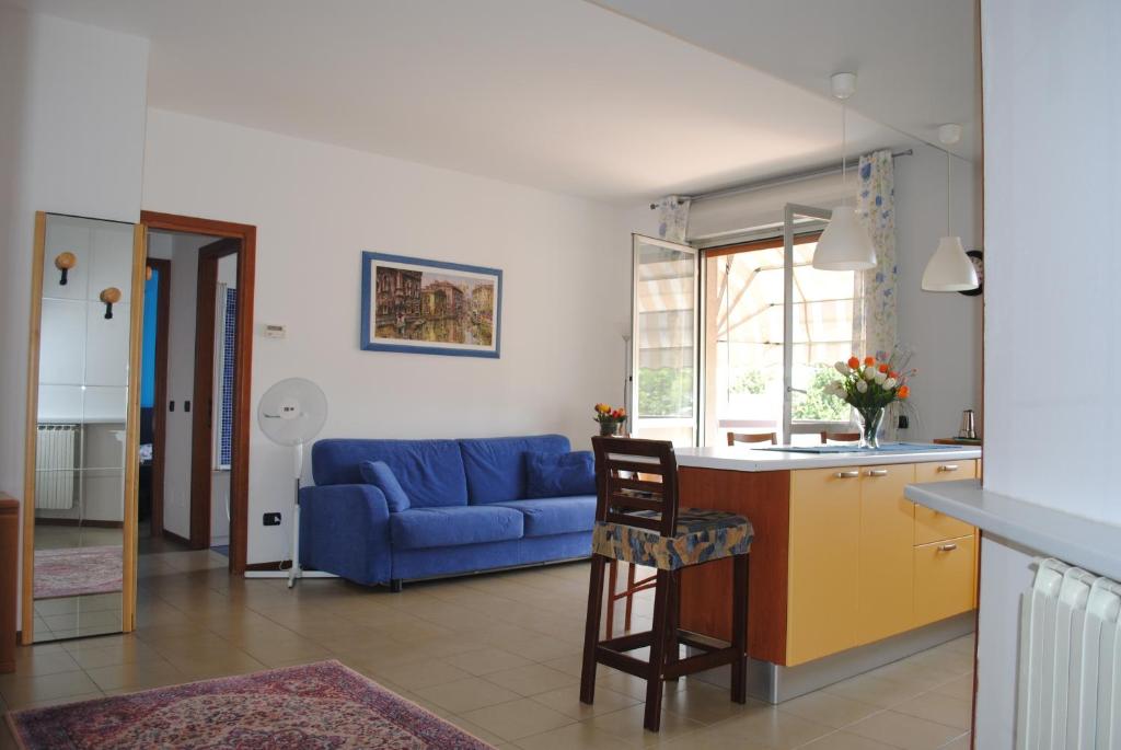 カルダーノ・アル・カンポにあるBnbook Bilo Malpensa 2のキッチン、リビングルーム(青いソファ付)