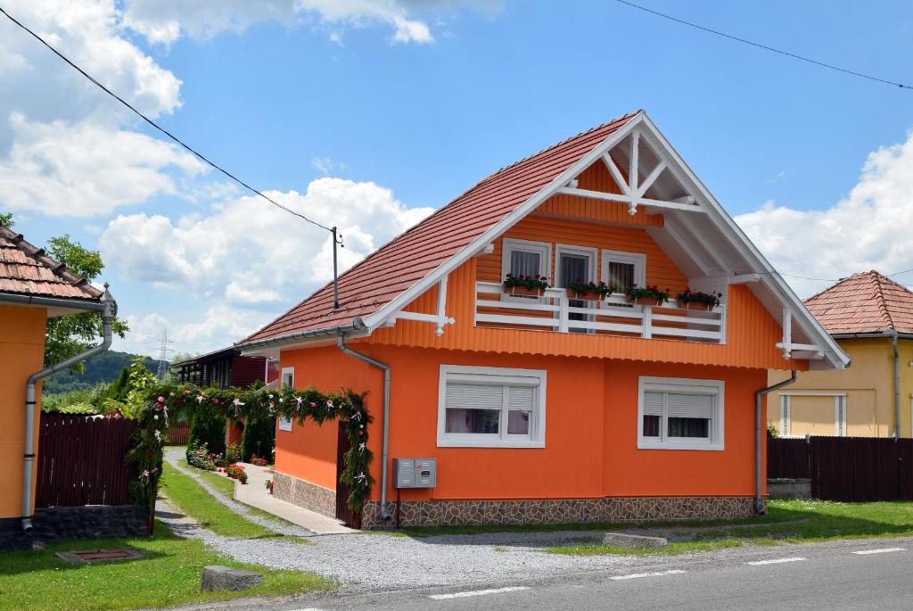 ソバタにあるCasa de vacanță Orsiの赤屋根のオレンジ色の家