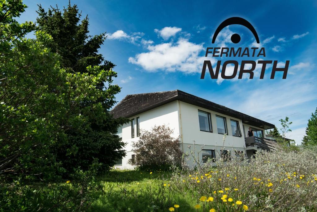 una casa con el logo de Faminia North en Fermata North, en Laugar