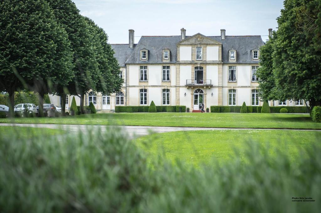 Zahrada ubytování Grand Hôtel "Château de Sully" - Piscine & Spa -Teritoria