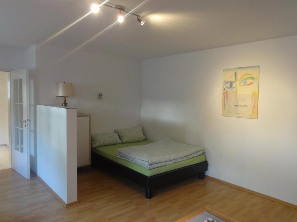 1 dormitorio pequeño con 1 cama pequeña en una habitación en Apartement Schönbach, en Holzhausen
