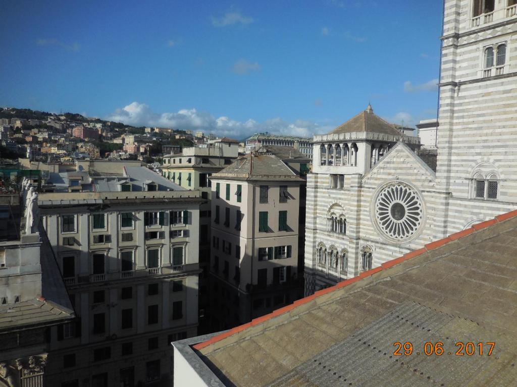 uitzicht op de stad vanaf het dak van een gebouw bij Loft Fronte Cattedrale in Genua
