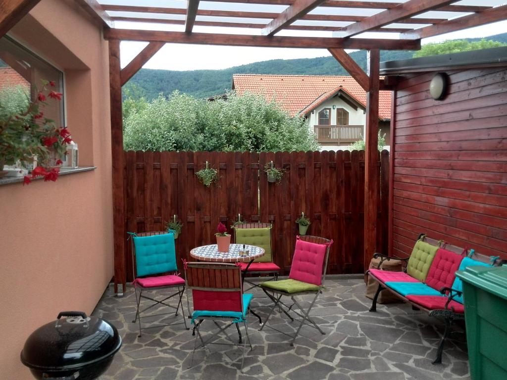 d'une terrasse avec des chaises, une table et une clôture. dans l'établissement Apartments Bogdanovic, à Maribor