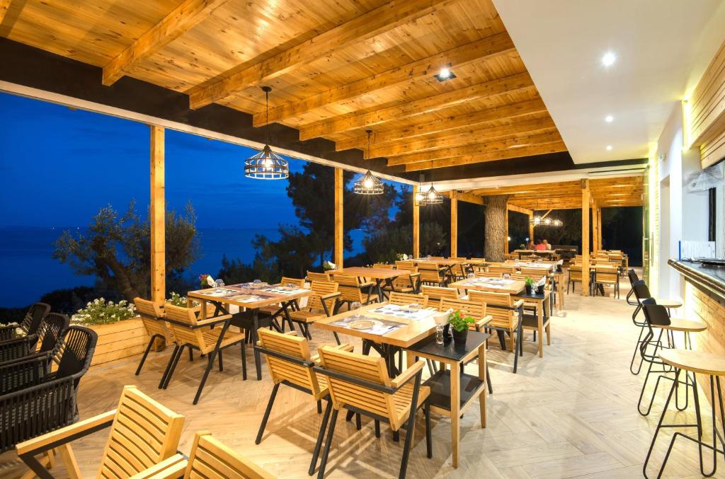 Restaurace v ubytování Trikorfo Beach