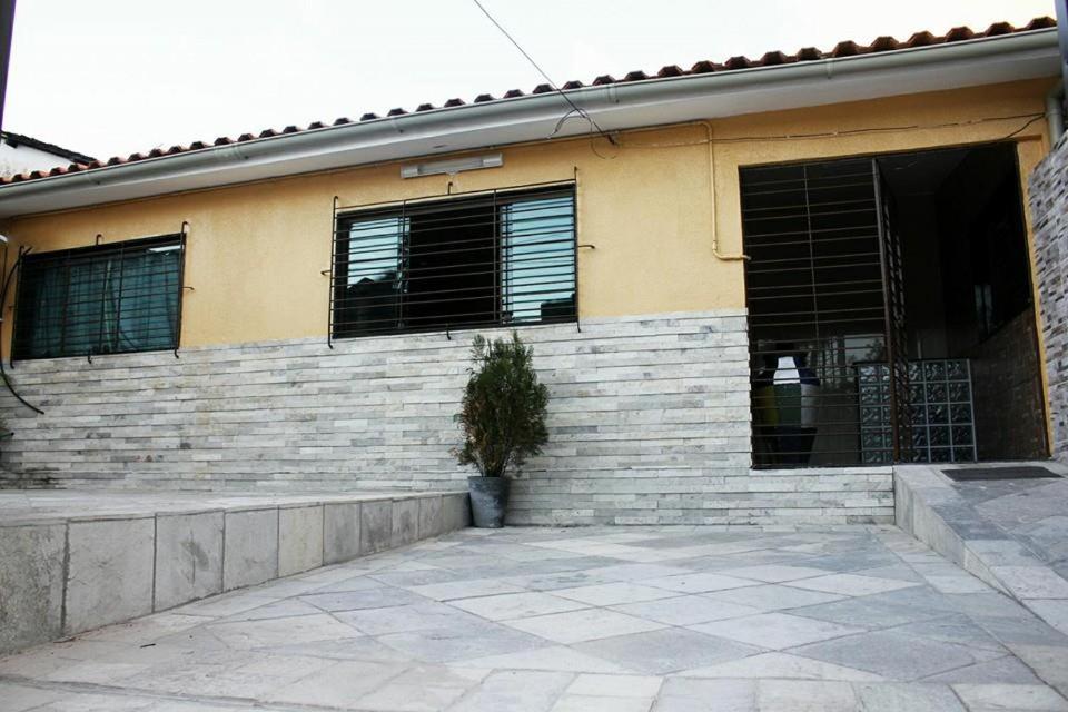 una casa con ventanas y una planta frente a ella en Paraíso Olindense, en Olinda