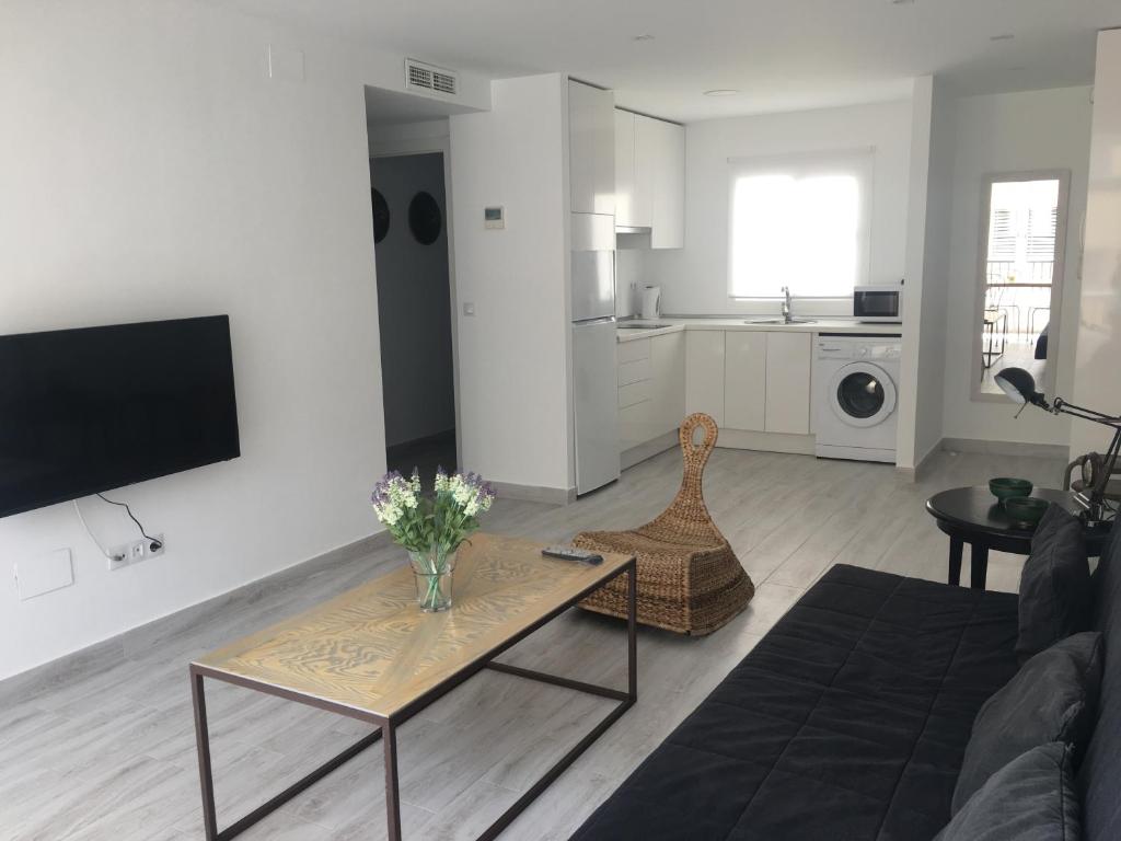 salon z wazą kwiatów na stole w obiekcie Apartamento Centro Fuengirola w mieście Fuengirola