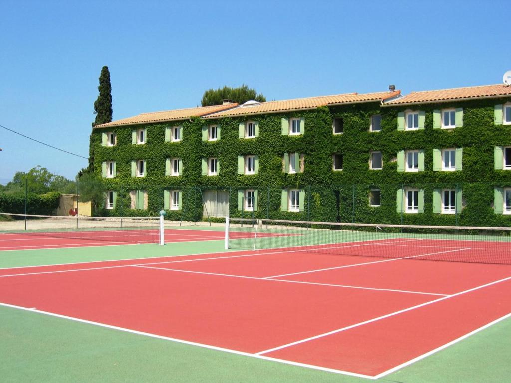 Tenis a/nebo squash v ubytování Logis Hotel Restaurant Uzès Pont du Gard nebo okolí