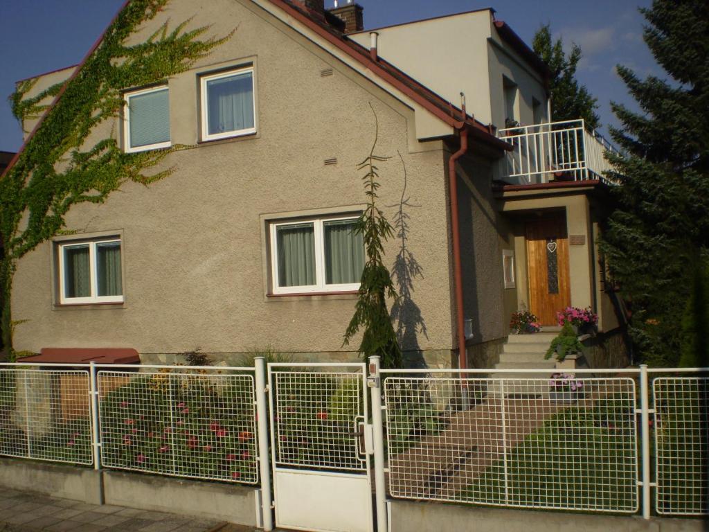 a house with a gate in front of it at apartman pro 4 osoby in Česká Skalice