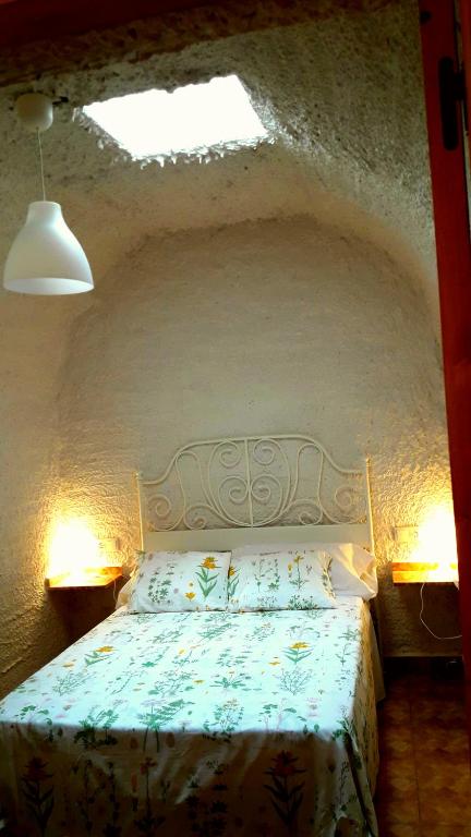 Postel nebo postele na pokoji v ubytování Casas y Cuevas El Solins