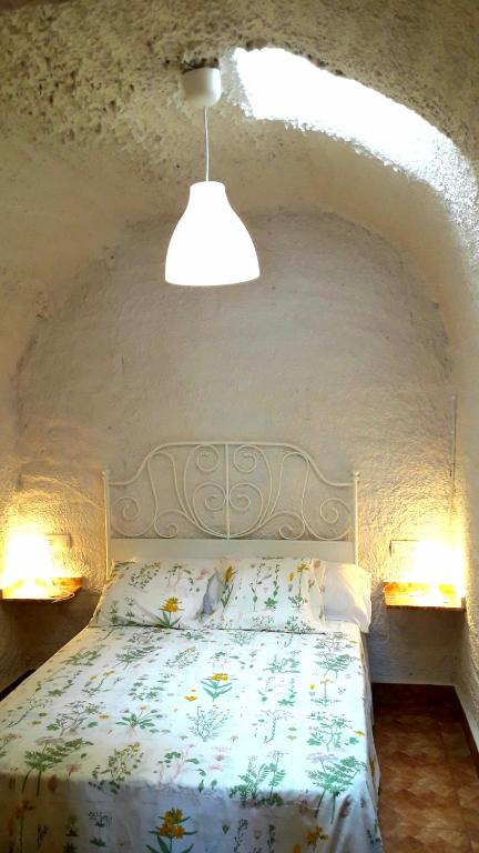 Postel nebo postele na pokoji v ubytování Casas y Cuevas El Solins